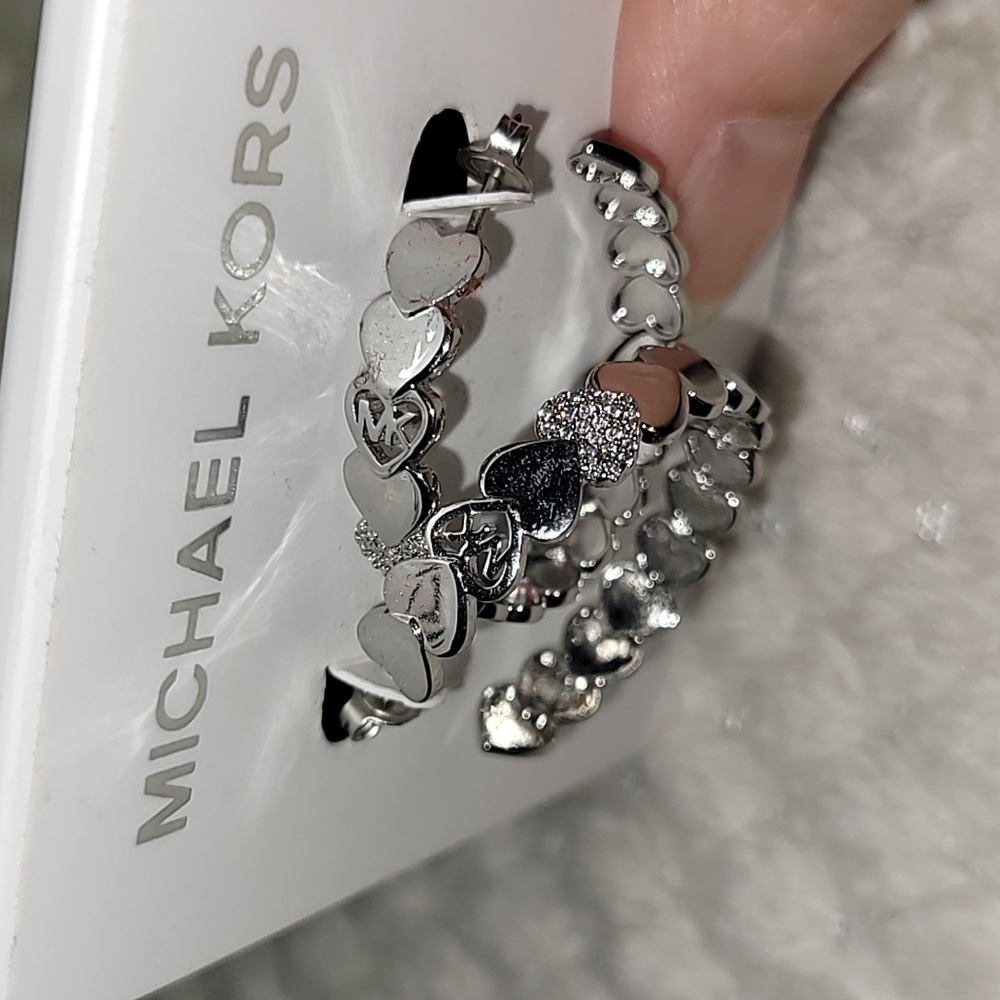 Michael Kors Silver Brass Heart Hoop Earrings NWT - Picture 8 of 13